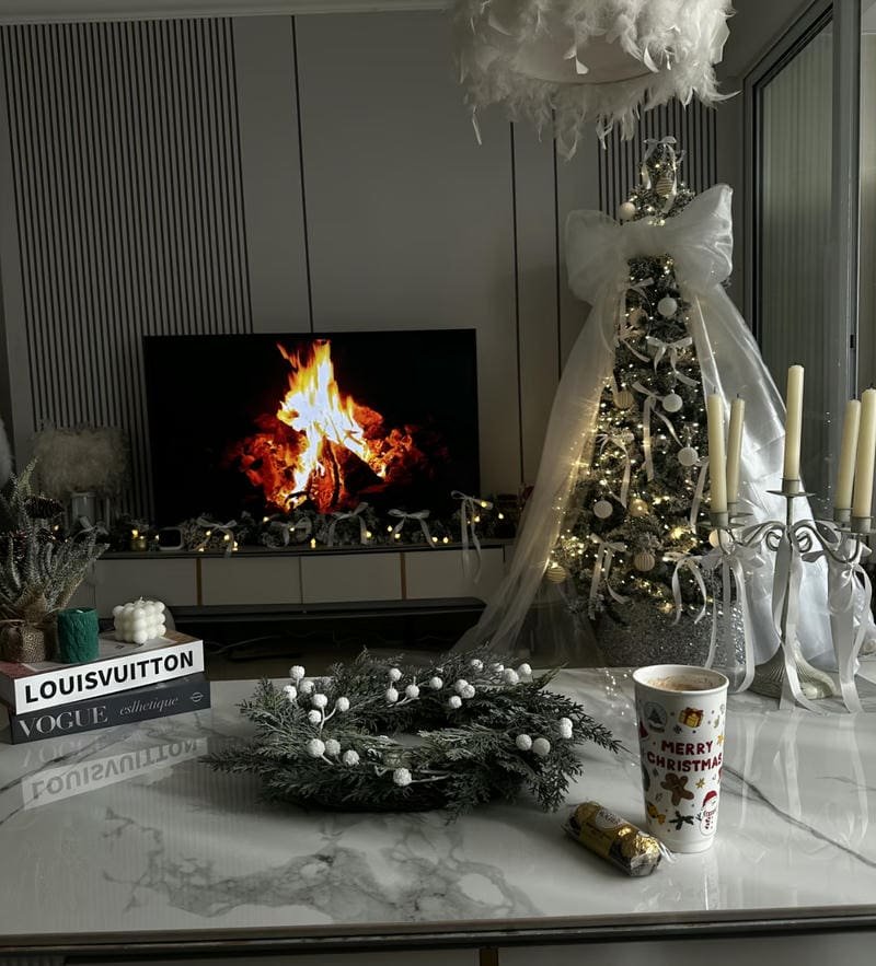 Warm lights Christmas aesthetic pfp soft atmosphere